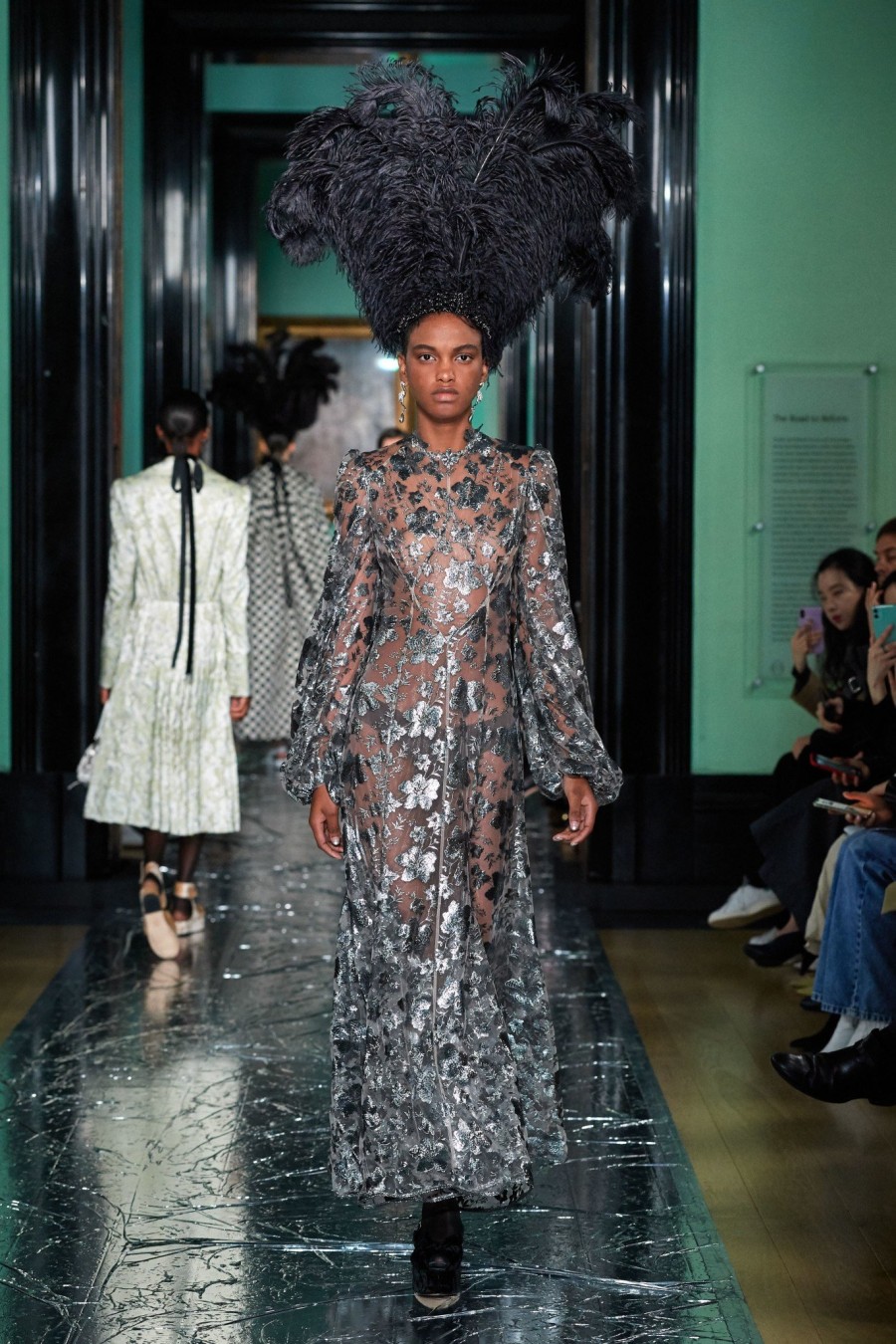 London Fashion Week: Έριξε αυλαία με τον οίκο Burberry να μονοπωλεί το ενδιαφέρον του front row - Φωτογραφία 8