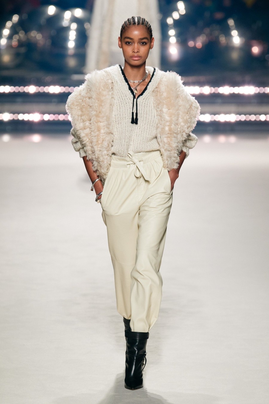 Paris Fashion Week: Oι Gigi & Bella Hadid περπάτησαν στην πασαρέλα του οίκου Off-White μαζί με τη μητέρα τους, Yolanda - Φωτογραφία 2