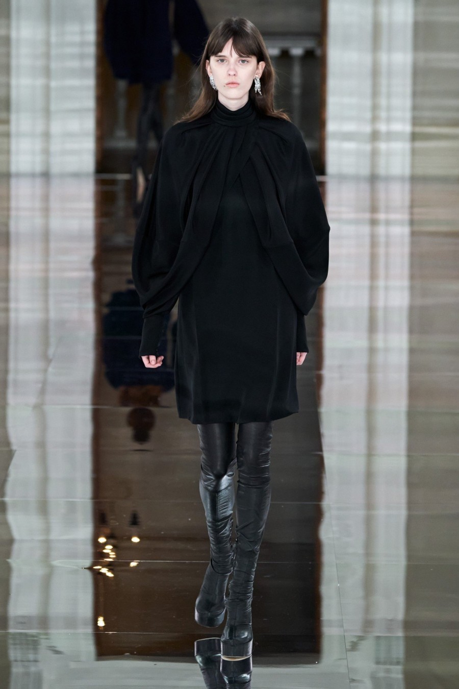 London Fashion Week: Εντυπωσίασαν Victoria Beckham και Richard Quinn με τα κομψά και ανατρεπτικά shows τους - Φωτογραφία 3