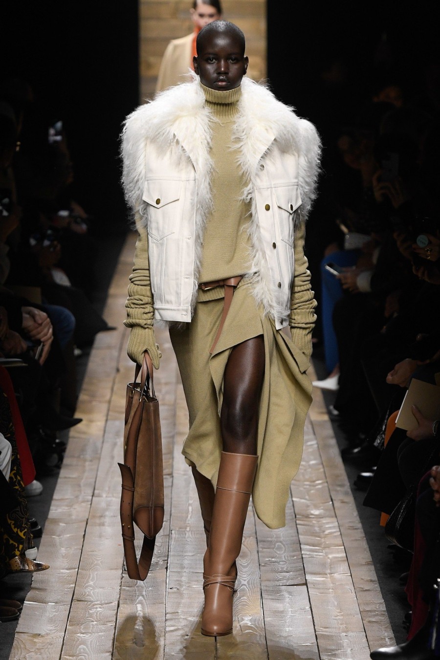 NYFW: Η εμφάνιση-έκπληξη της Miley Cyrus στο show του Marc Jacobs και όλα τα τελευταία νέα της Εβδομάδας Μόδας - Φωτογραφία 4
