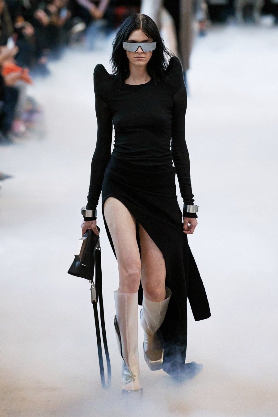 Paris Fashion Week: Oι Gigi & Bella Hadid περπάτησαν στην πασαρέλα του οίκου Off-White μαζί με τη μητέρα τους, Yolanda - Φωτογραφία 5