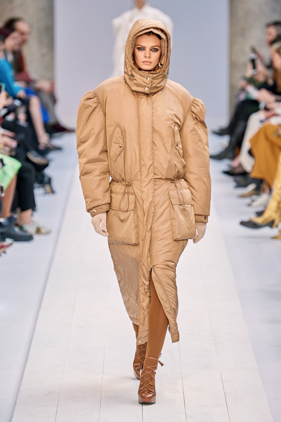 Milan Fashion Week: Δίχασε ο οίκος Gucci ενώ η Max Mara εντυπωσίασε με τις Bella Hadid & Kaia Gerber στην πασαρέλα - Φωτογραφία 6