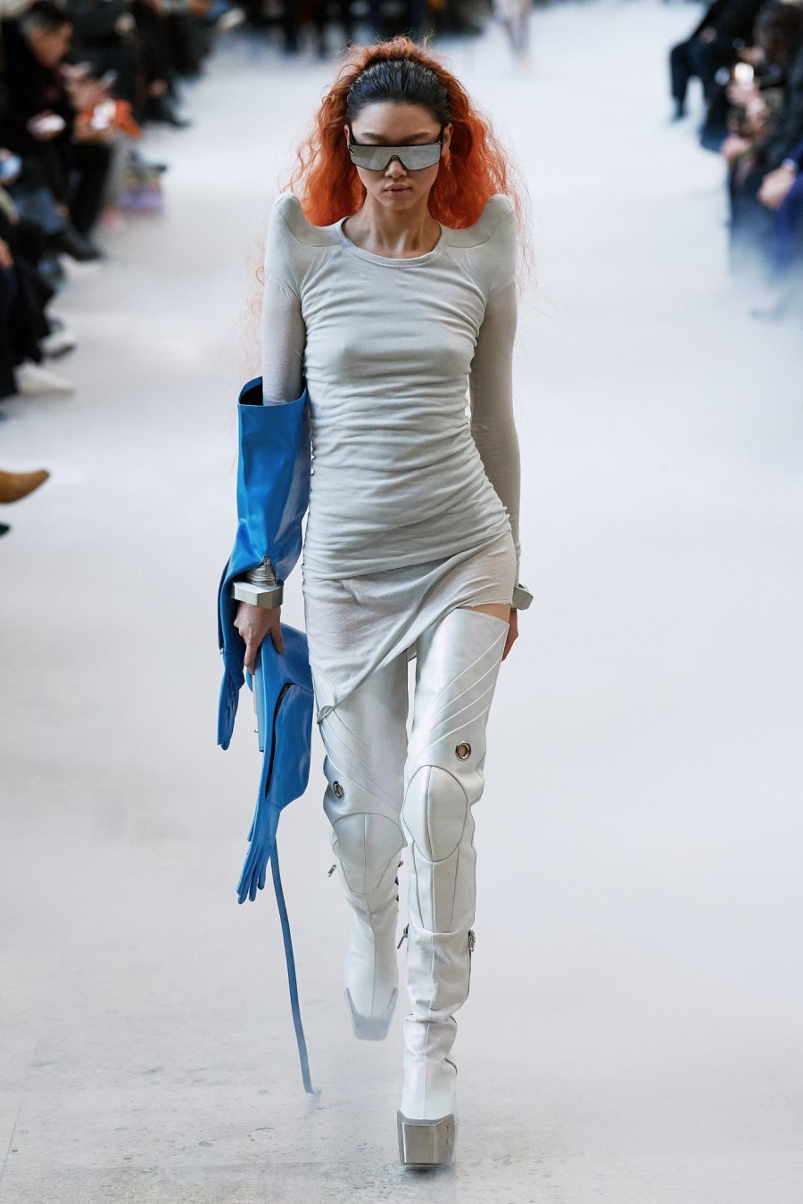 Paris Fashion Week: Oι Gigi & Bella Hadid περπάτησαν στην πασαρέλα του οίκου Off-White μαζί με τη μητέρα τους, Yolanda - Φωτογραφία 6