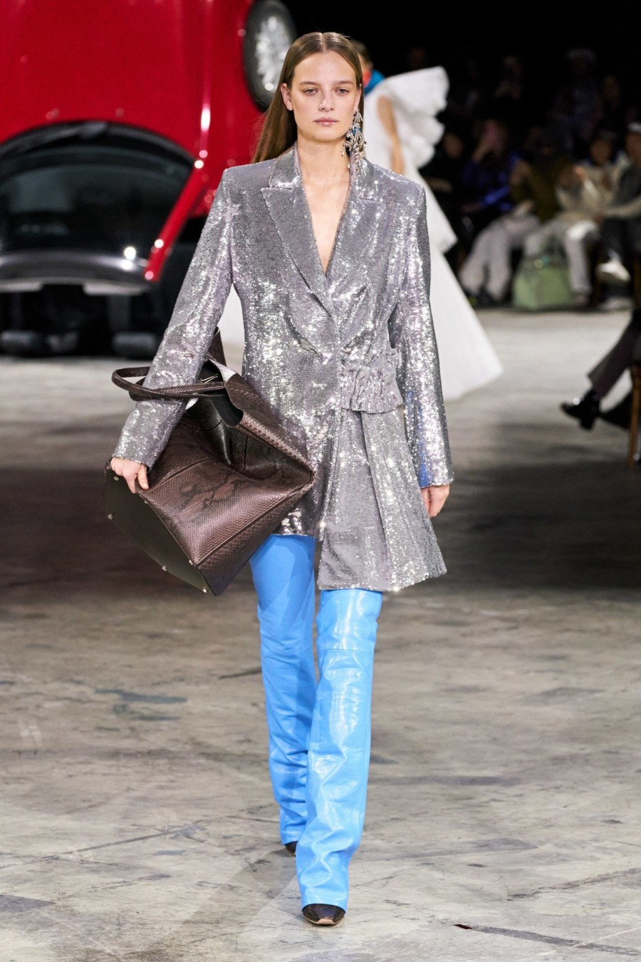 Paris Fashion Week: Oι Gigi & Bella Hadid περπάτησαν στην πασαρέλα του οίκου Off-White μαζί με τη μητέρα τους, Yolanda - Φωτογραφία 7