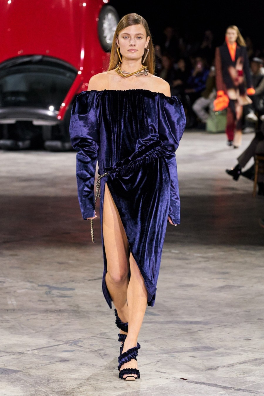 Paris Fashion Week: Oι Gigi & Bella Hadid περπάτησαν στην πασαρέλα του οίκου Off-White μαζί με τη μητέρα τους, Yolanda - Φωτογραφία 8