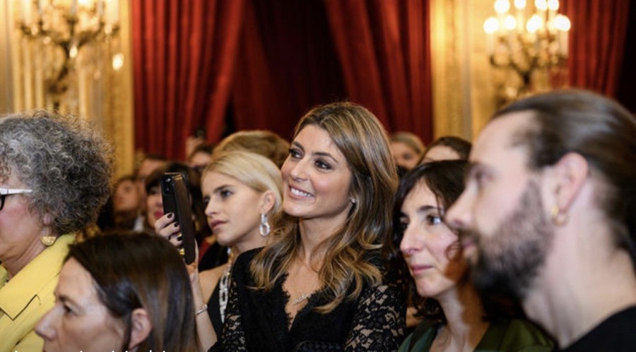 H Diane Von Furstenberg παρέλαβε το βραβείο Légion d'Honneur λίγο πριν επιστρέψει με την εμβληματική boutique της στην Κηφισιά - Φωτογραφία 1