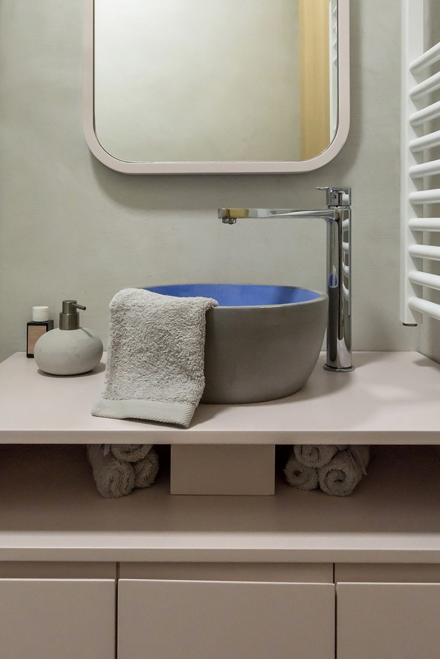 Mια σύγχρονη κατοικία στο Πανόραμα Θεσσαλονίκης που βασίζεται σε basic υλικά προσφέροντας ένα εντυπωσιακό αποτέλεσμα- Φωτογραφία 5