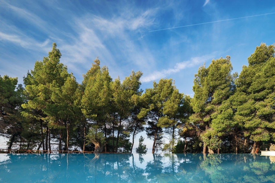 Ζήστε την απόλυτη εμπειρία διαμονής σε ένα αιθέριο θέρετρο που βρίσκεται μέσα σε ένα καταπράσινο σκηνικό- Φωτογραφία 2