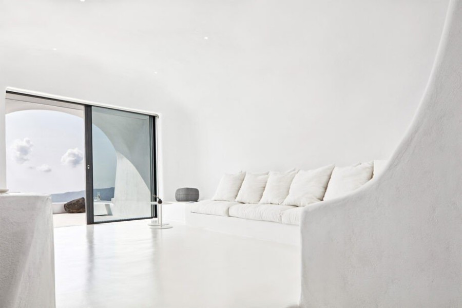 Στο μέτωπο της καλντέρας η υπόσκαφη Villa Charissa «ανοίγεται» με μαεστρία στο Αιγαίο- Φωτογραφία 2