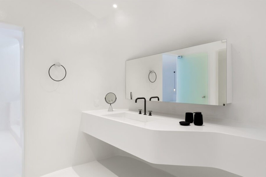 Στο μέτωπο της καλντέρας η υπόσκαφη Villa Charissa «ανοίγεται» με μαεστρία στο Αιγαίο- Φωτογραφία 4