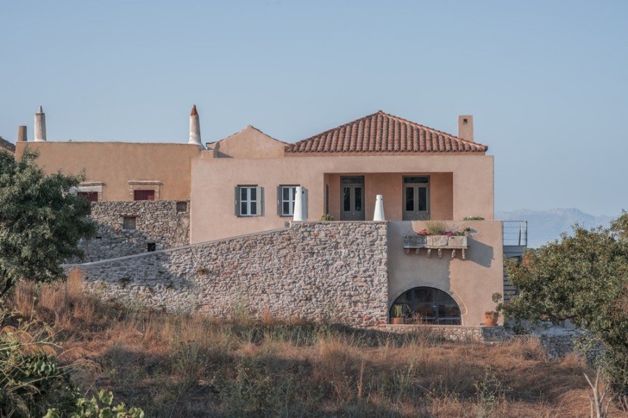 Περιηγηθείτε σε ένα farmhouse στα Κύθηρα που θα σας μαγέψει με την εξεζητημένη αρχιτεκτονική του - Φωτογραφία 1