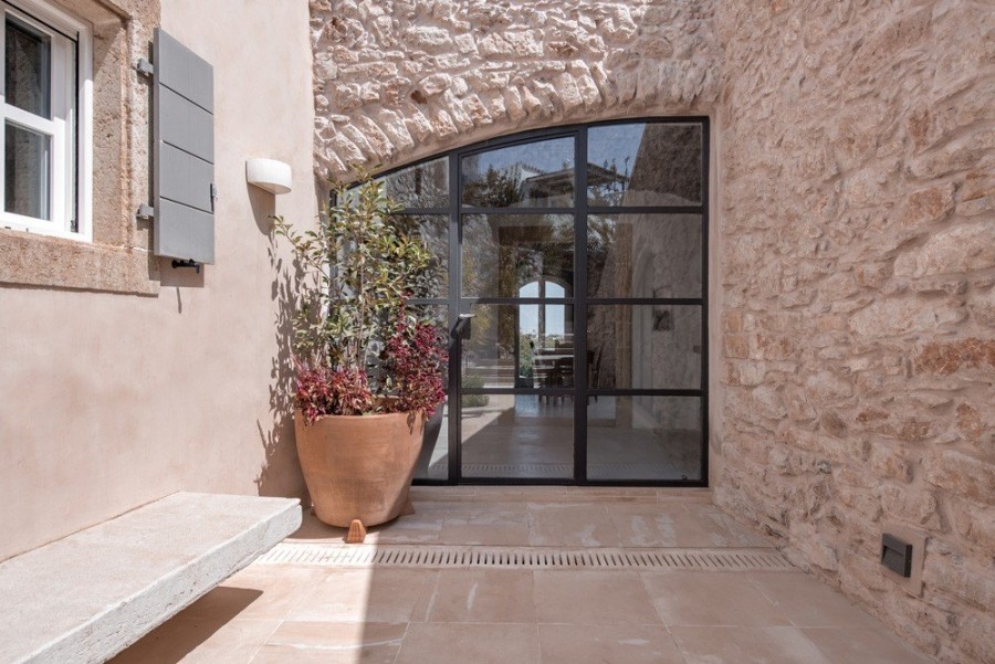 Περιηγηθείτε σε ένα farmhouse στα Κύθηρα που θα σας μαγέψει με την εξεζητημένη αρχιτεκτονική του - Φωτογραφία 8