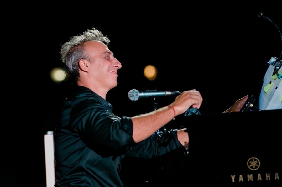 H μοναδική συναυλία του Μίνωα Μάτσα «Ο κόσμος μόνο όταν τον μοιράζεσαι υπάρχει» γέμισε μελωδία τη Ρωμαϊκή Αγορά- Φωτογραφία 3