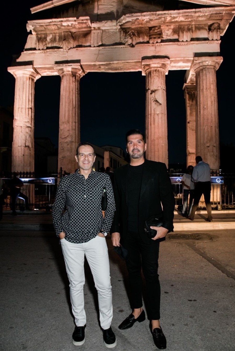 H μοναδική συναυλία του Μίνωα Μάτσα «Ο κόσμος μόνο όταν τον μοιράζεσαι υπάρχει» γέμισε μελωδία τη Ρωμαϊκή Αγορά- Φωτογραφία 10