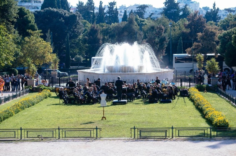 Οι λαμπεροί καλεσμένοι στο show του σχεδιαστή Βασίλη Ζούλια- Φωτογραφία 1