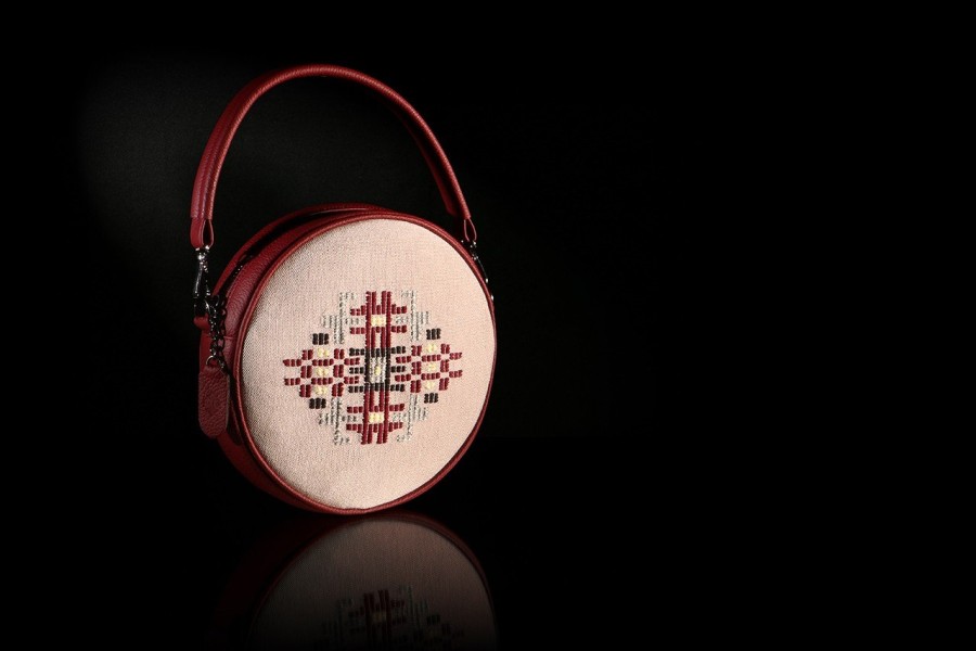 Δύο νέοι δημιουργοί αναβιώνουν την παραδοσιακή τέχνη της υφαντικής- Φωτογραφία 6