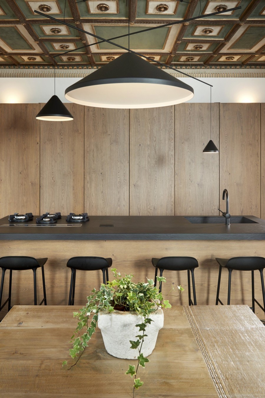 Ένα penthouse διαμέρισμα στη Ρώμη κινείται με ευελιξία ανάμεσα στο σήμερα και το χθες- Φωτογραφία 4