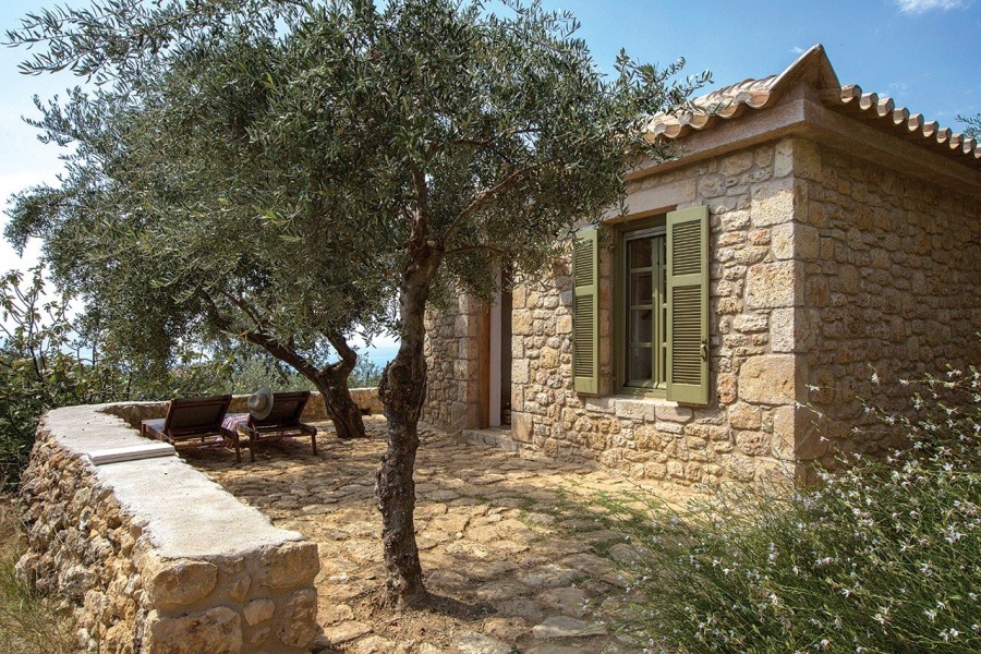 Μια πέτρινη κατοικία στη Μάνη που αντλεί έμπνευση από τα φυσικά χρώματα του μοναδικού τοπίου της περιοχής- Φωτογραφία 10