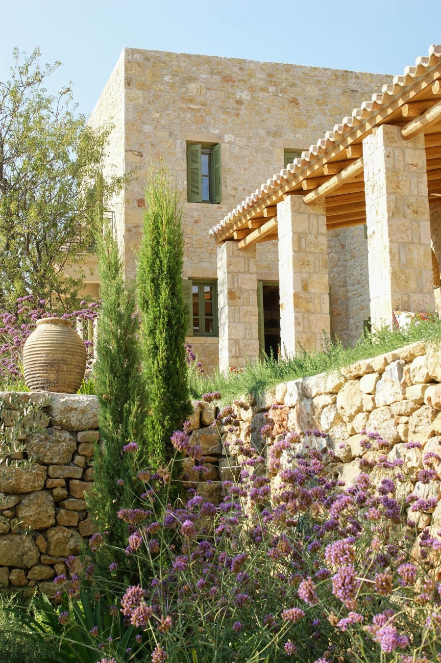 Μια πέτρινη κατοικία στη Μάνη που αντλεί έμπνευση από τα φυσικά χρώματα του μοναδικού τοπίου της περιοχής- Φωτογραφία 3