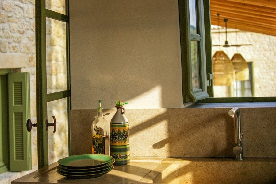 Μια πέτρινη κατοικία στη Μάνη που αντλεί έμπνευση από τα φυσικά χρώματα του μοναδικού τοπίου της περιοχής- Φωτογραφία 1