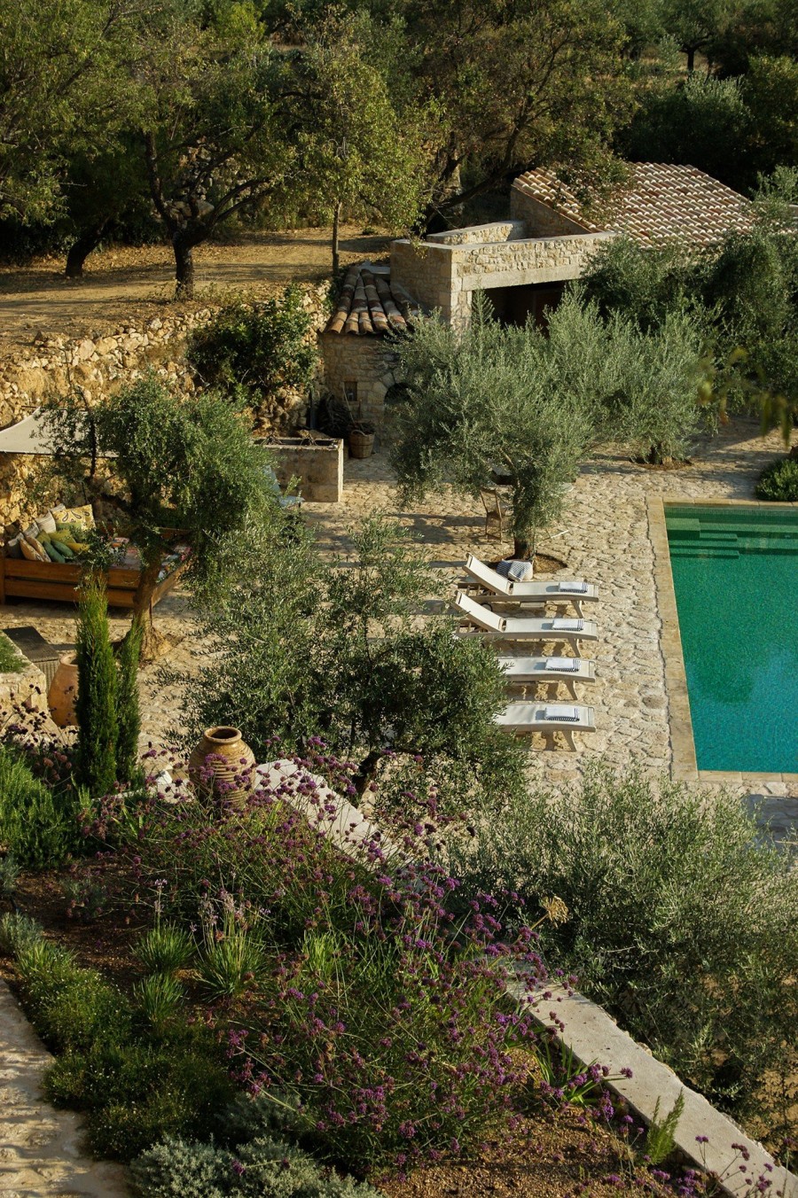 Μια πέτρινη κατοικία στη Μάνη που αντλεί έμπνευση από τα φυσικά χρώματα του μοναδικού τοπίου της περιοχής- Φωτογραφία 15