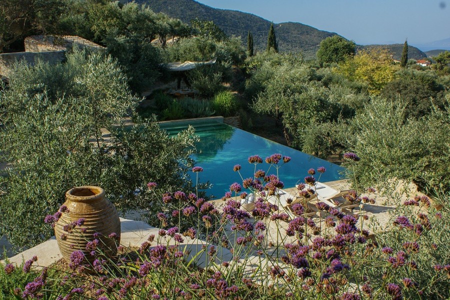 Μια πέτρινη κατοικία στη Μάνη που αντλεί έμπνευση από τα φυσικά χρώματα του μοναδικού τοπίου της περιοχής- Φωτογραφία 14