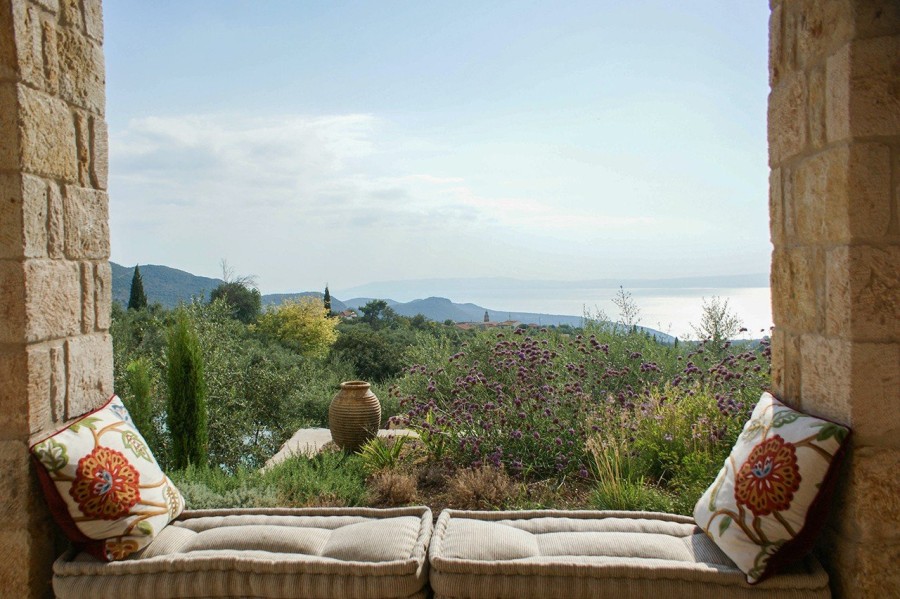 Μια πέτρινη κατοικία στη Μάνη που αντλεί έμπνευση από τα φυσικά χρώματα του μοναδικού τοπίου της περιοχής- Φωτογραφία 17