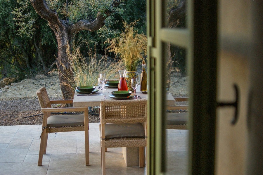 Μια πέτρινη κατοικία στη Μάνη που αντλεί έμπνευση από τα φυσικά χρώματα του μοναδικού τοπίου της περιοχής- Φωτογραφία 18