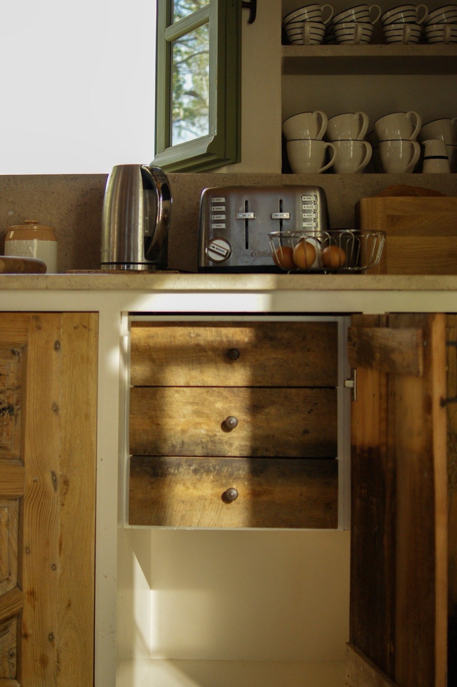 Μια πέτρινη κατοικία στη Μάνη που αντλεί έμπνευση από τα φυσικά χρώματα του μοναδικού τοπίου της περιοχής- Φωτογραφία 20