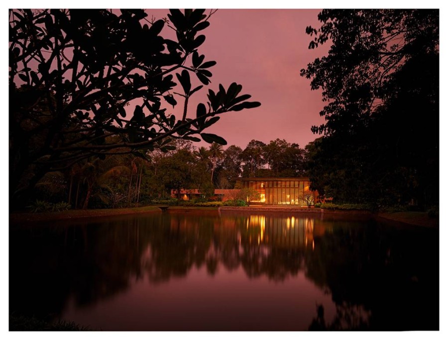 Μια tropical κατοικία στη Γαλλία «ντυμένη» με ξύλινες επιφάνειες & εντυπωσιακό minimal design - Φωτογραφία 6