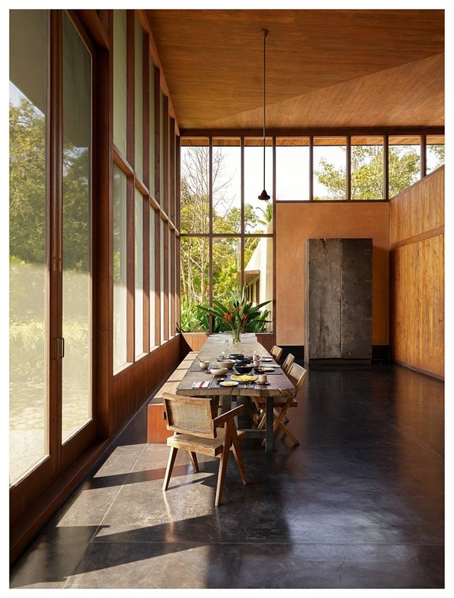 Μια tropical κατοικία στη Γαλλία «ντυμένη» με ξύλινες επιφάνειες & εντυπωσιακό minimal design - Φωτογραφία 1