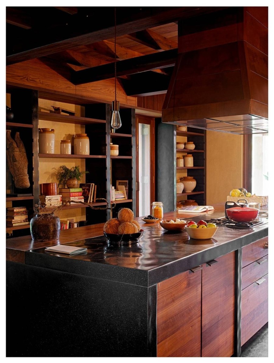 Μια tropical κατοικία στη Γαλλία «ντυμένη» με ξύλινες επιφάνειες & εντυπωσιακό minimal design - Φωτογραφία 3