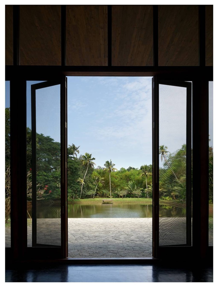 Μια tropical κατοικία στη Γαλλία «ντυμένη» με ξύλινες επιφάνειες & εντυπωσιακό minimal design - Φωτογραφία 5