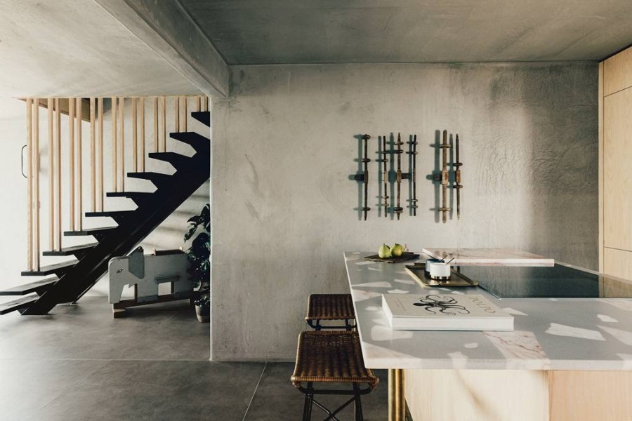 Μια εκπληκτική κατοικία δίπλα στη θάλασσα που μαγεύει μέσα από το natural design της- Φωτογραφία 1