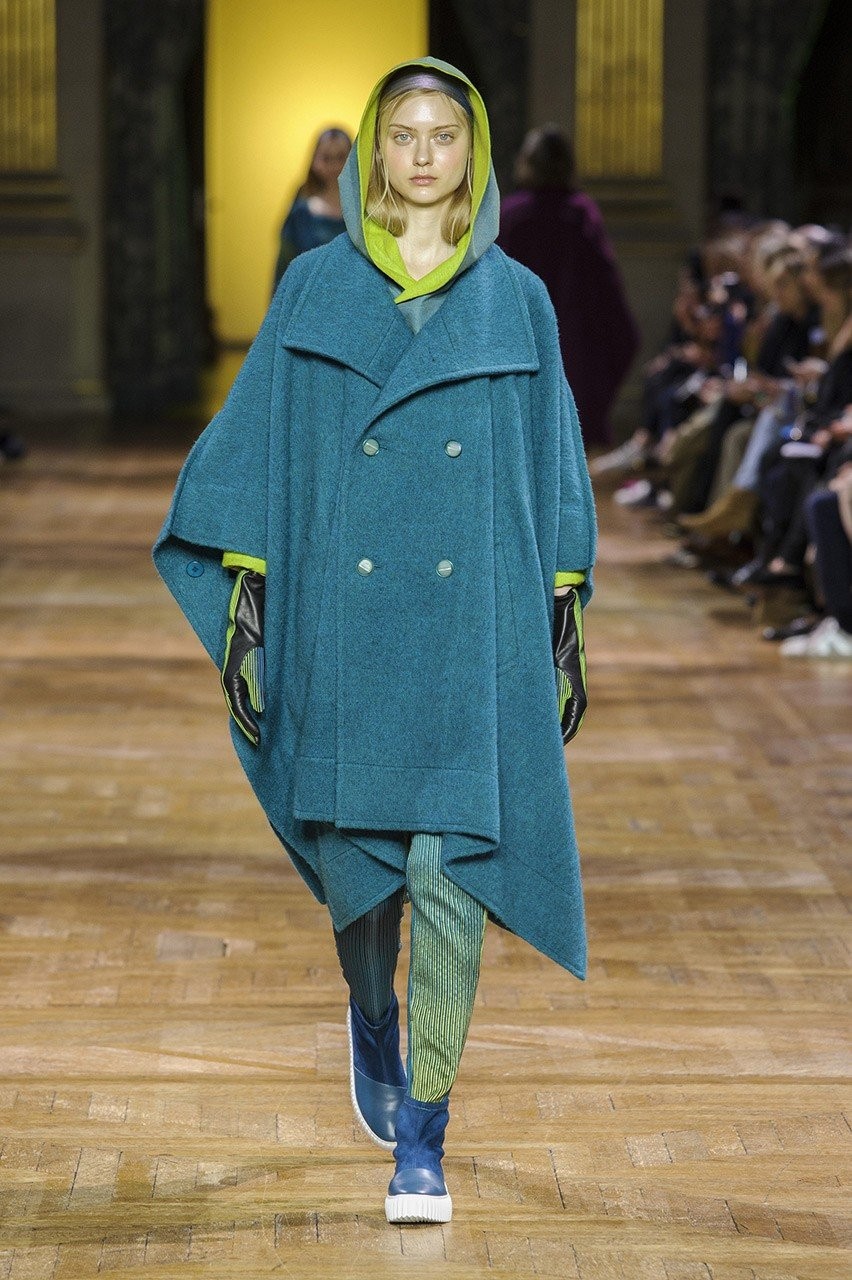 Οι FW 2017 πασαρέλες προστάζουν turquoise χρώμα - Φωτογραφία 8