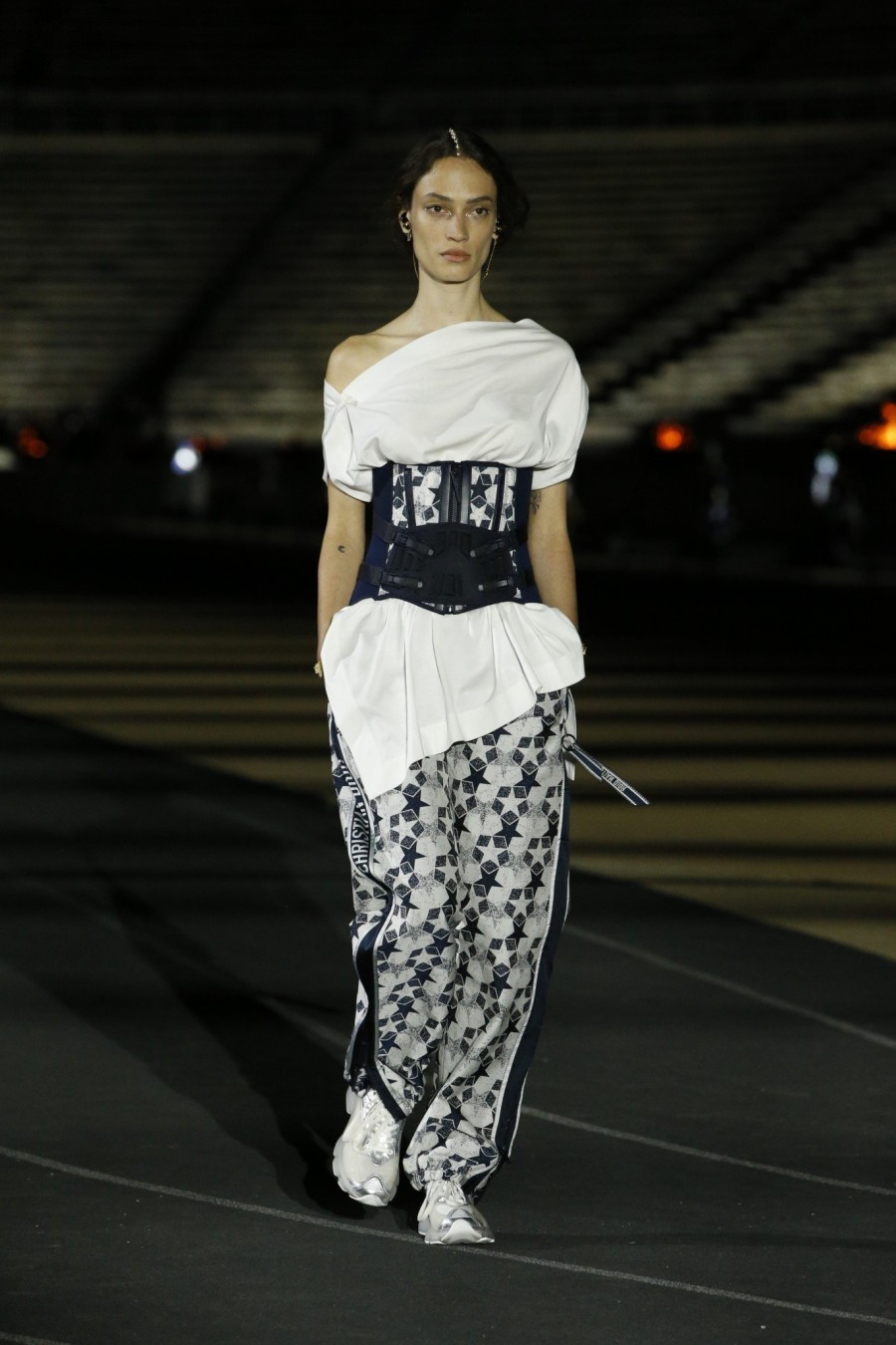 Dior Celebrates Greece: H Maria Gracia Chiuri μετουσίωσε την έννοια «ελευθερία» σε δημιουργίες που υμνούν την ελληνική τέχνη- Φωτογραφία 8