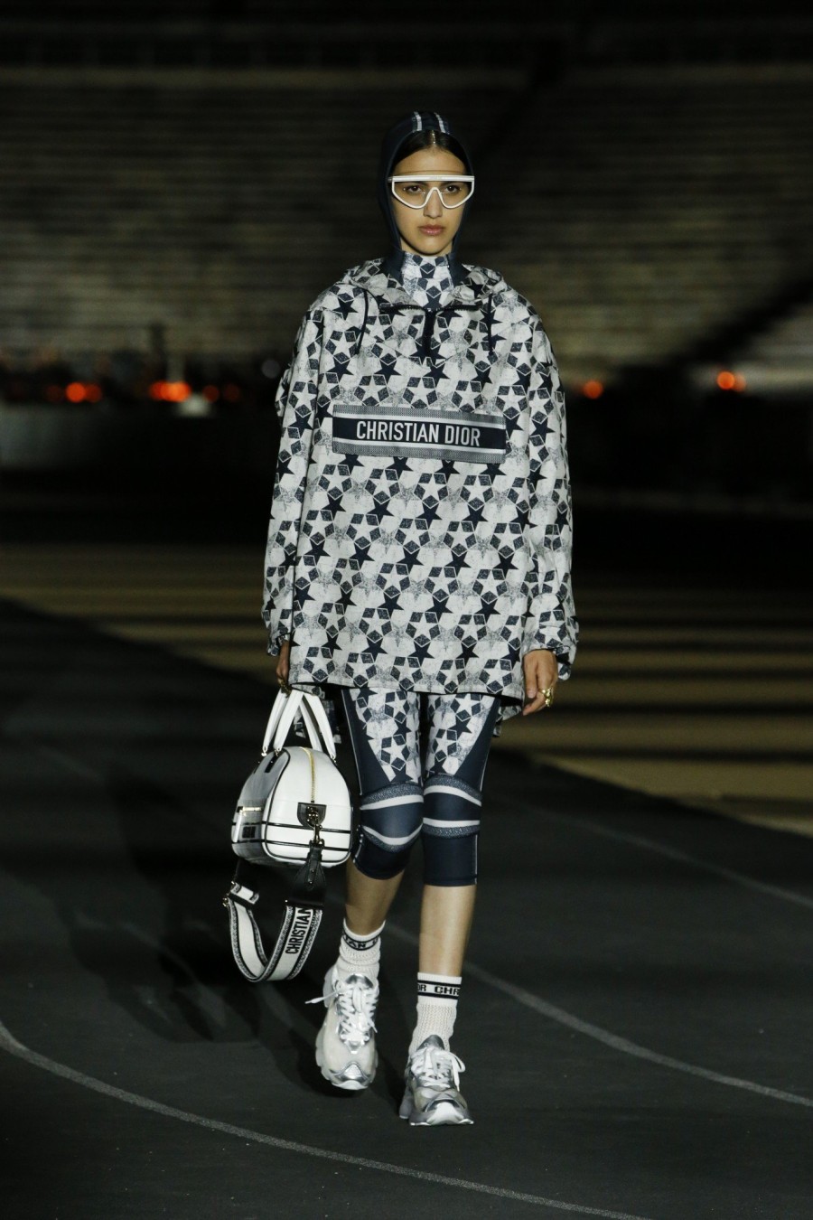 Dior Celebrates Greece: H Maria Gracia Chiuri μετουσίωσε την έννοια «ελευθερία» σε δημιουργίες που υμνούν την ελληνική τέχνη- Φωτογραφία 10