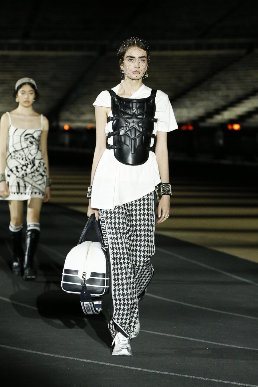 Dior Celebrates Greece: H Maria Gracia Chiuri μετουσίωσε την έννοια «ελευθερία» σε δημιουργίες που υμνούν την ελληνική τέχνη- Φωτογραφία 12