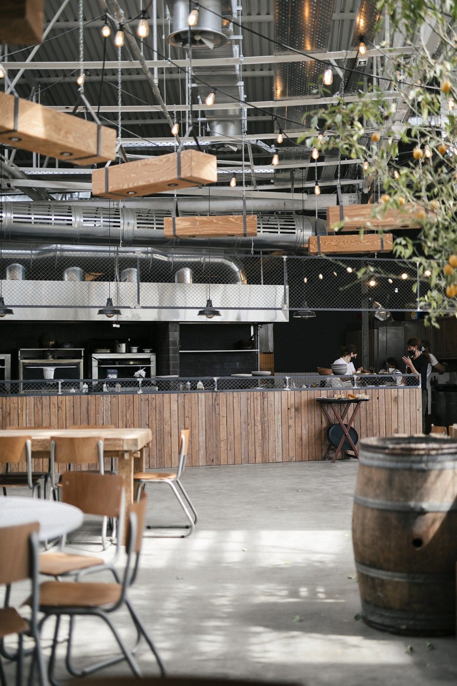 Oι δημιουργοί του Ergon Agora, Γιώργος και Θωμάς Δούζης, μιλούν για την επιτυχία του εμπνευσμένου και άκρως πρωτοποριακού foodie εγχειρήματός τους- Φωτογραφία 2