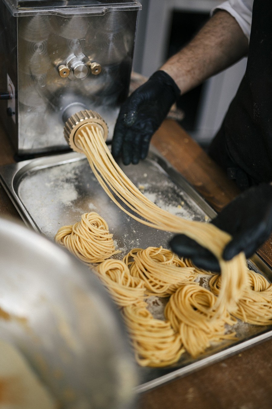 Oι δημιουργοί του Ergon Agora, Γιώργος και Θωμάς Δούζης, μιλούν για την επιτυχία του εμπνευσμένου και άκρως πρωτοποριακού foodie εγχειρήματός τους- Φωτογραφία 3