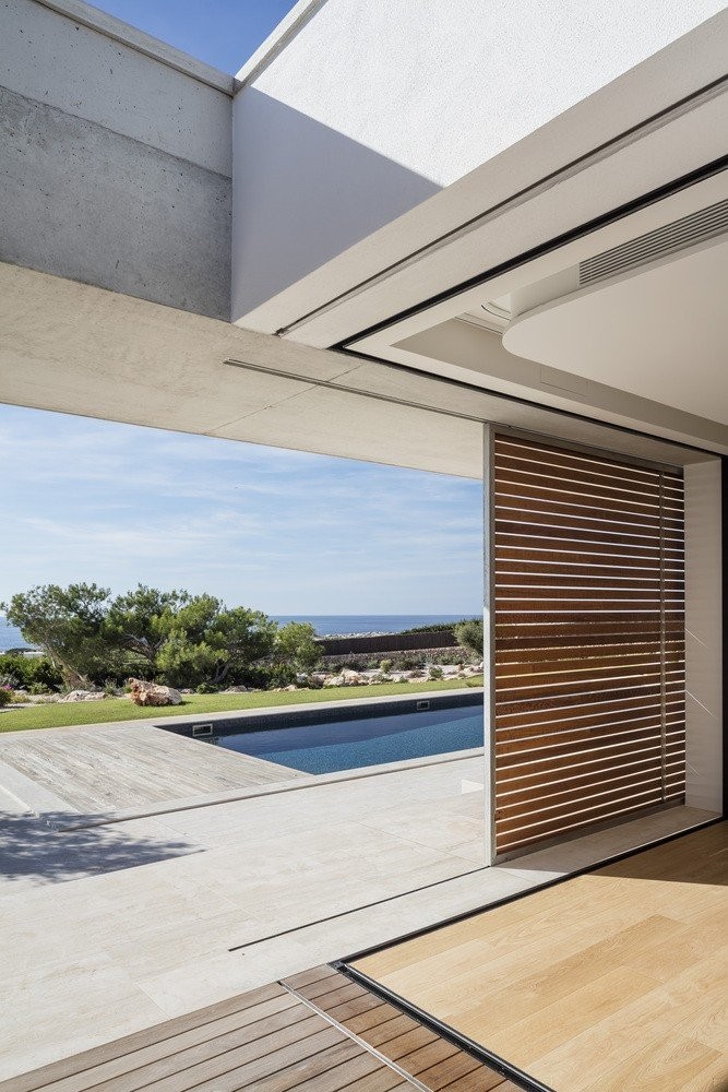 Μια μινιμαλιστική κατοικία στη Μινόρκα της Ισπανίας εναρμονίζεται με τη φύση & παραδίδει μαθήματα εκλεπτυσμένου design- Φωτογραφία 3
