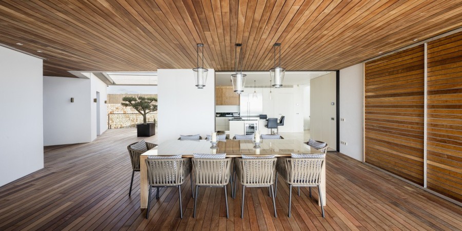 Μια μινιμαλιστική κατοικία στη Μινόρκα της Ισπανίας εναρμονίζεται με τη φύση & παραδίδει μαθήματα εκλεπτυσμένου design- Φωτογραφία 5