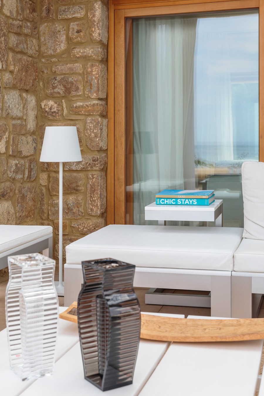 Μια αριστοτεχνικά δομημένη κατοικία που βρίσκεται μια «ανάσα» από τη θάλασσα με μαγευτική θέα στον λόφο της Σάνης- Φωτογραφία 2