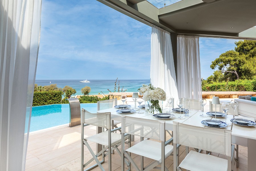 Μια αριστοτεχνικά δομημένη κατοικία που βρίσκεται μια «ανάσα» από τη θάλασσα με μαγευτική θέα στον λόφο της Σάνης- Φωτογραφία 3