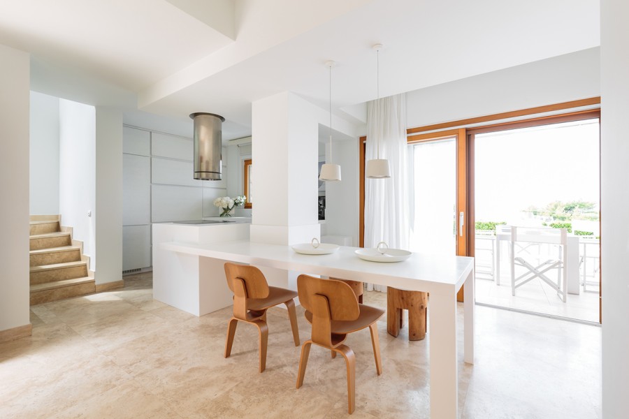 Μια αριστοτεχνικά δομημένη κατοικία που βρίσκεται μια «ανάσα» από τη θάλασσα με μαγευτική θέα στον λόφο της Σάνης- Φωτογραφία 4