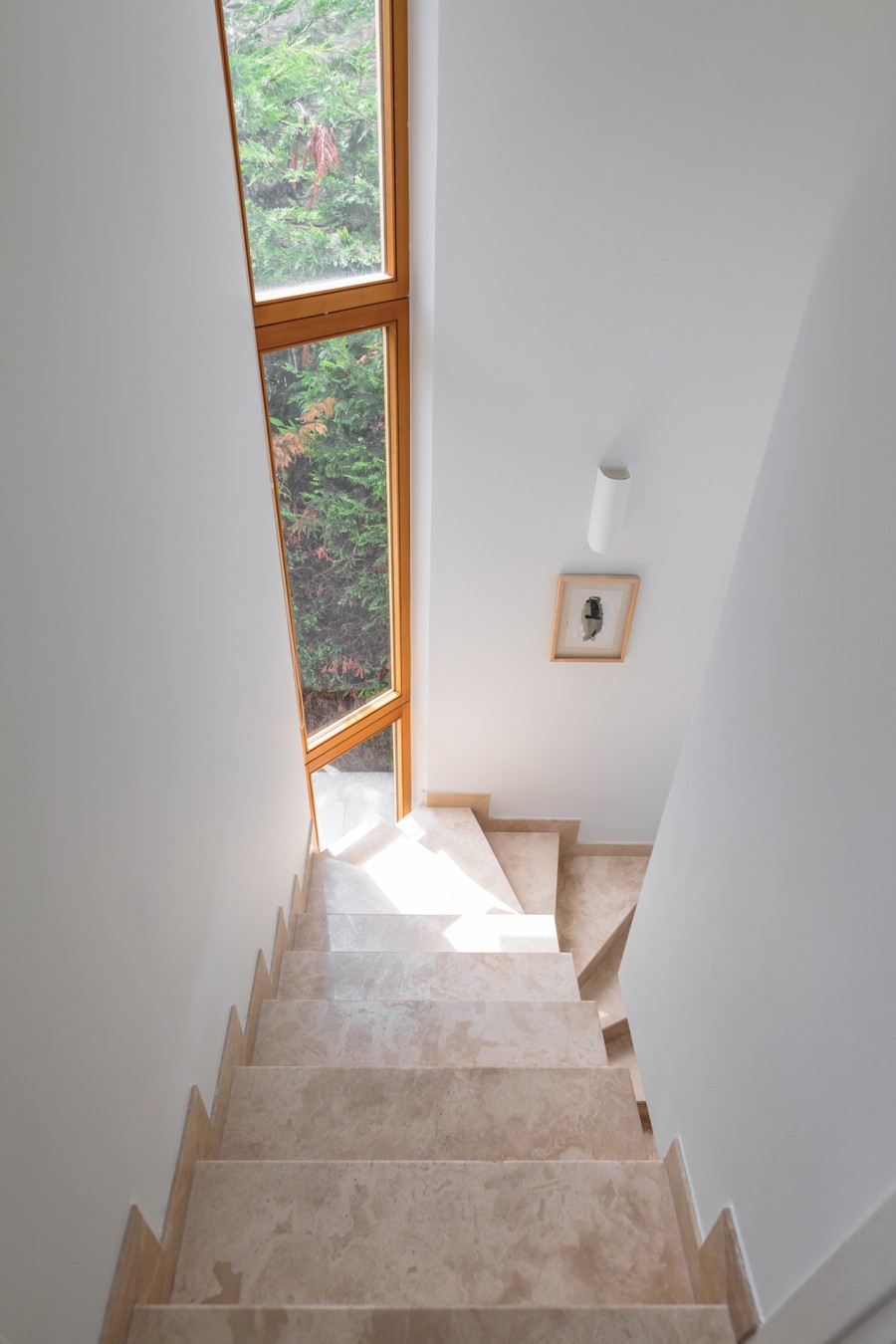 Μια αριστοτεχνικά δομημένη κατοικία που βρίσκεται μια «ανάσα» από τη θάλασσα με μαγευτική θέα στον λόφο της Σάνης- Φωτογραφία 6