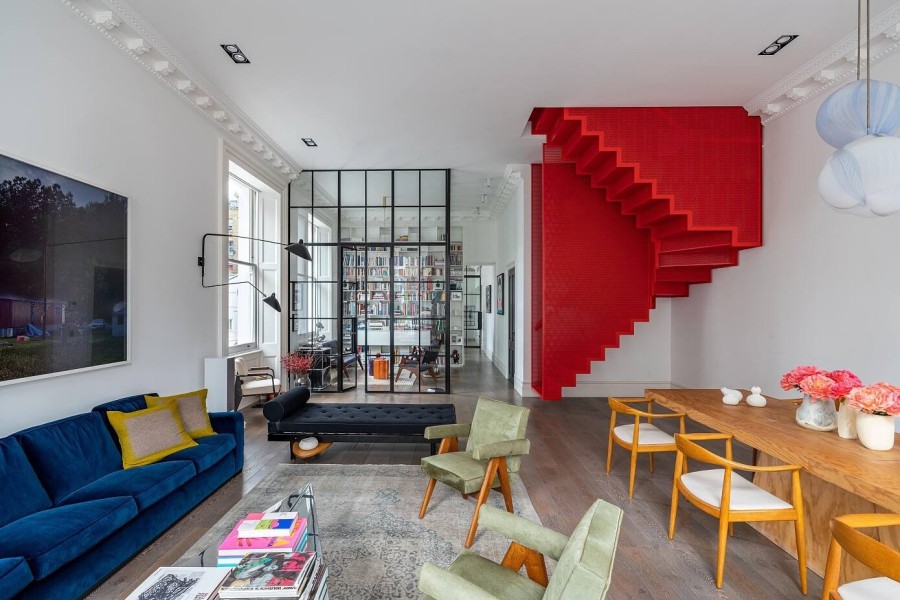 Floating red residence: Μια σύγχρονη κατοικία στο Λονδίνο που εντυπωσιάζει με τις statement λεπτομέρειες - Φωτογραφία 5