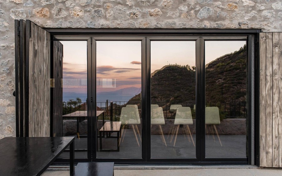 Rural House: Mια κατοικία στην Πελοπόννησο που αναδεικνύει άψογα τα φυσικά υλικά της περιοχής- Φωτογραφία 8
