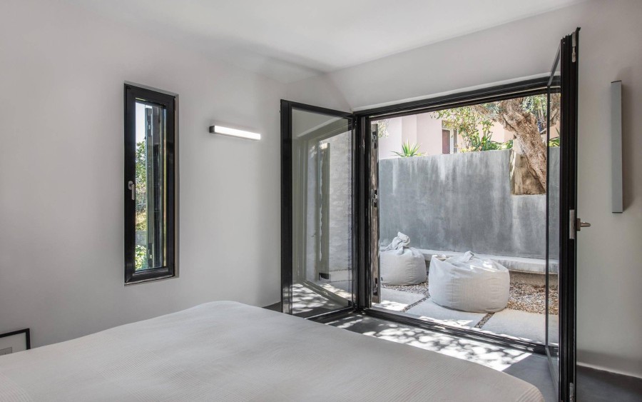 Rural House: Mια κατοικία στην Πελοπόννησο που αναδεικνύει άψογα τα φυσικά υλικά της περιοχής- Φωτογραφία 9