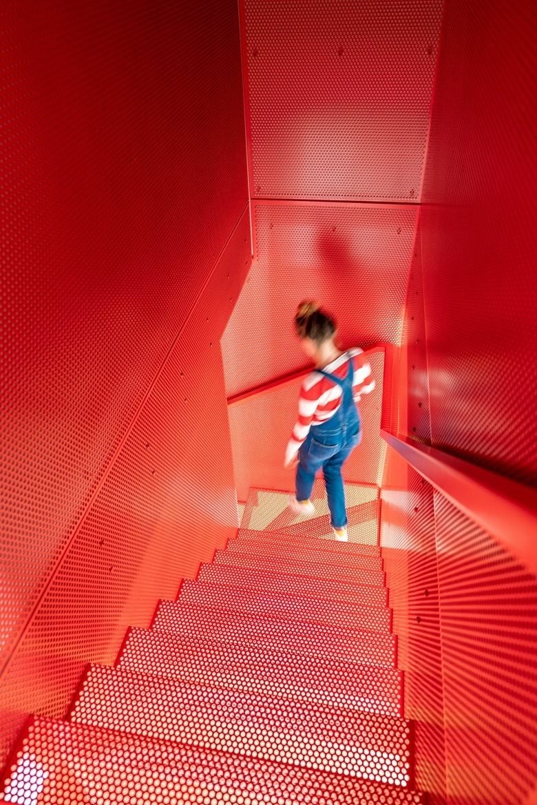 Floating red residence: Μια σύγχρονη κατοικία στο Λονδίνο που εντυπωσιάζει με τις statement λεπτομέρειες - Φωτογραφία 2